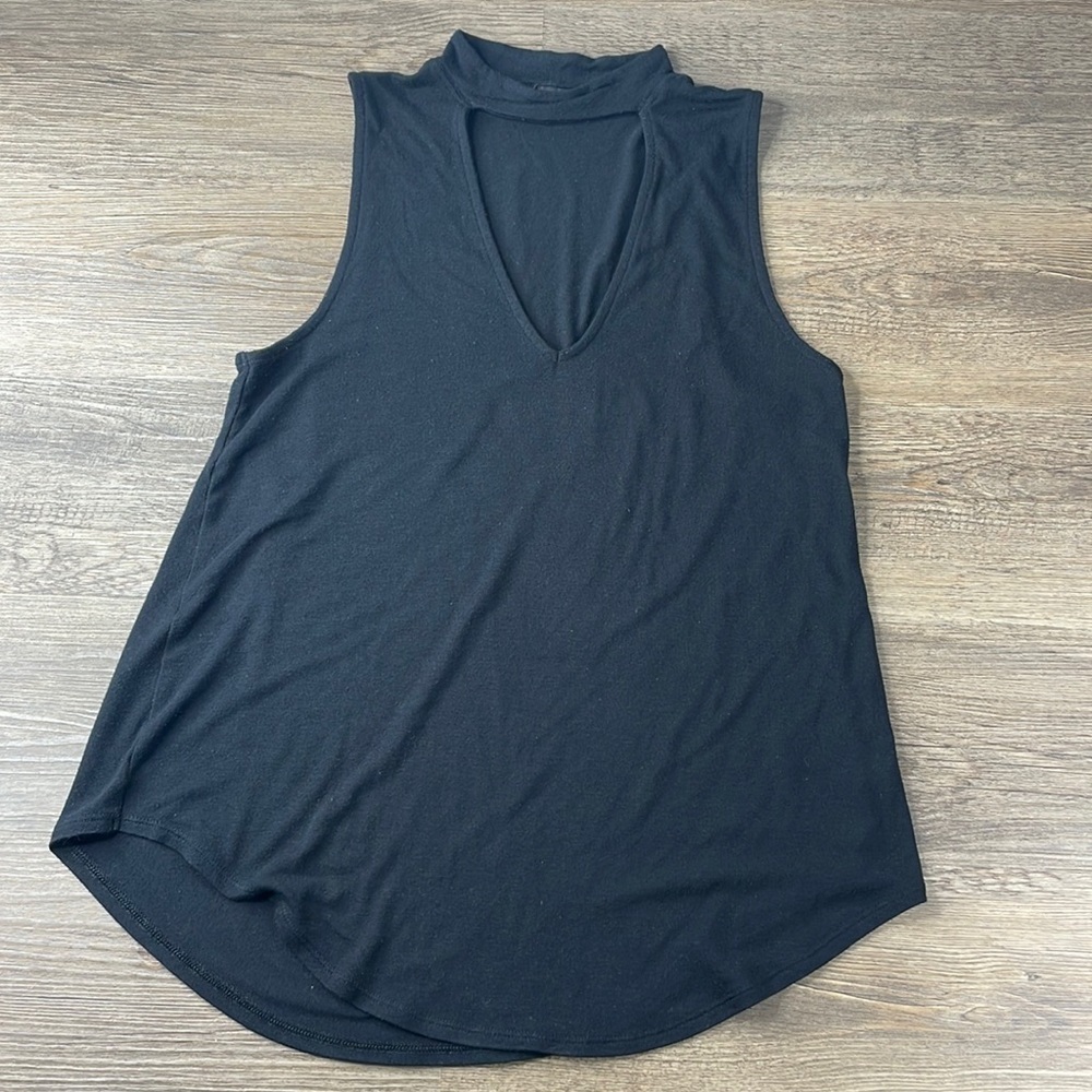 Express Women’s Black Sleeveless V Neck Keyhole Blouse, size small